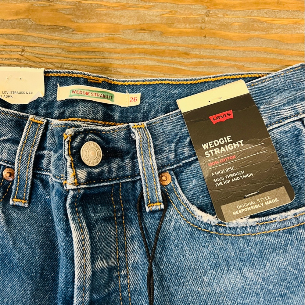 NWT Levi’s Premium Wedgie Straight Distressed Jeans - Picture 8 of 8